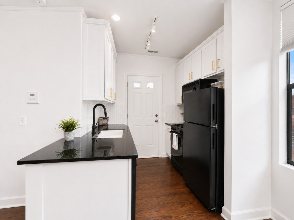 743 W Cornelia Avenue - Photo 6
