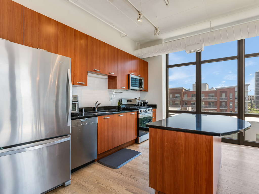 212 E Cullerton Street - Photo 1