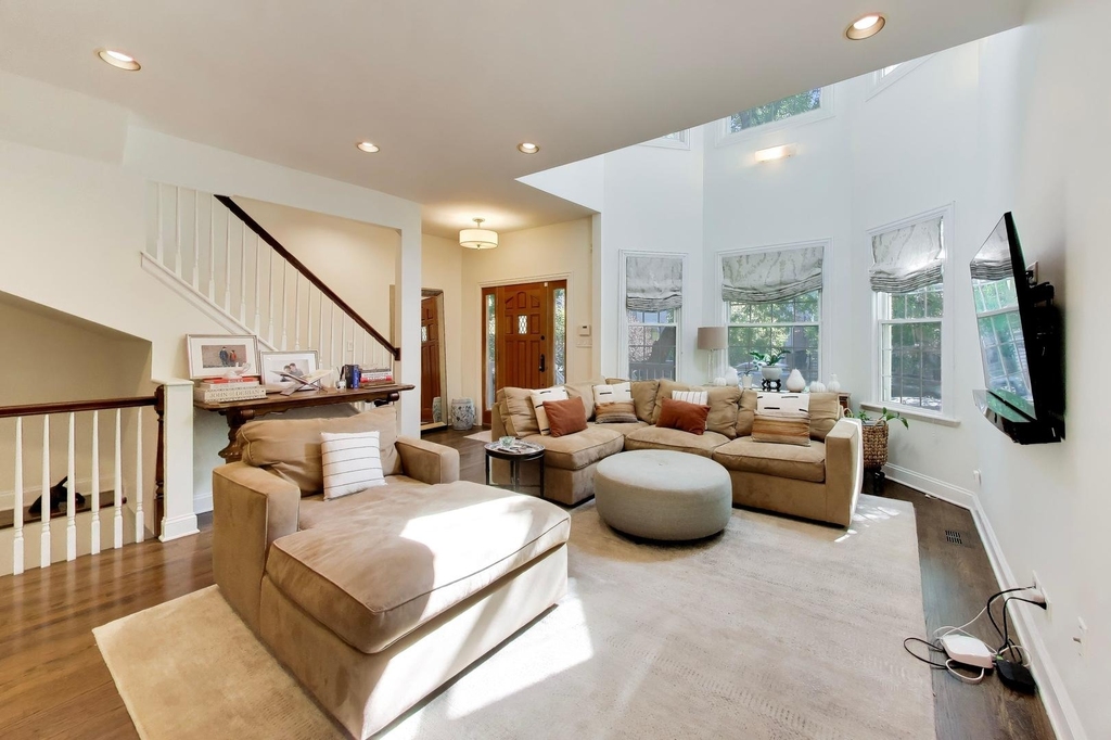 3104 N Southport Avenue - Photo 2