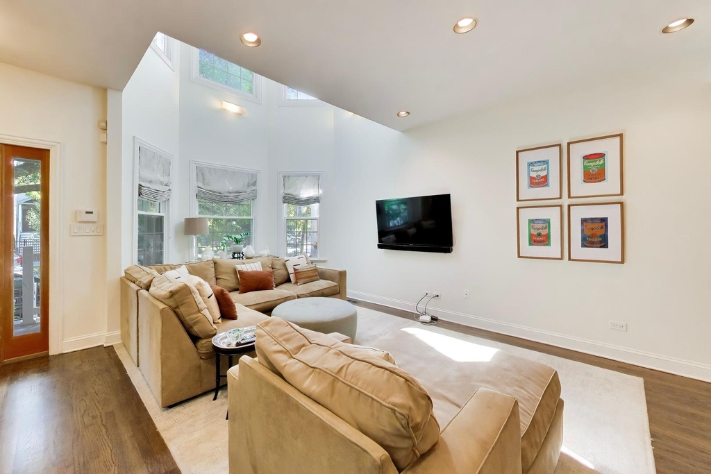 3104 N Southport Avenue - Photo 3