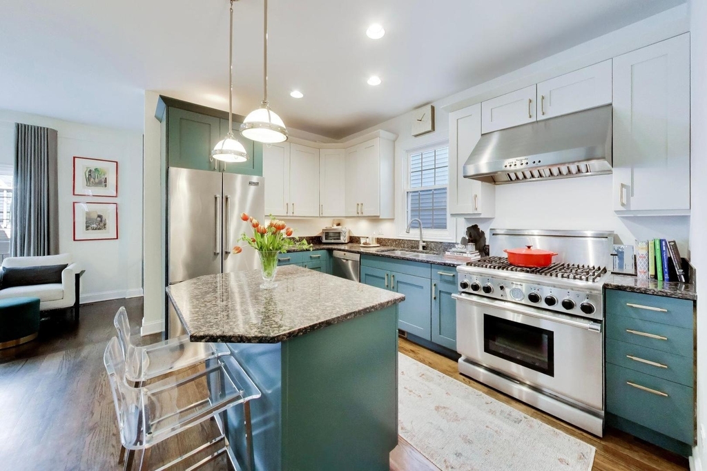 3104 N Southport Avenue - Photo 8
