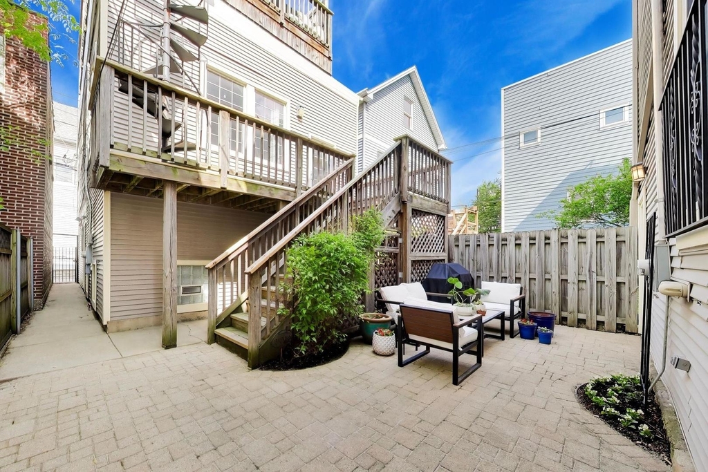 3104 N Southport Avenue - Photo 27