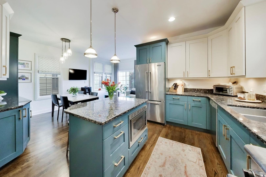 3104 N Southport Avenue - Photo 9