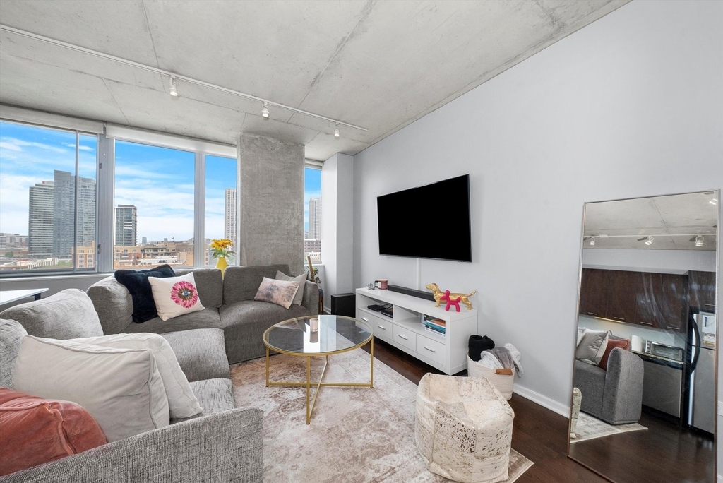 659 W Randolph Street - Photo 1