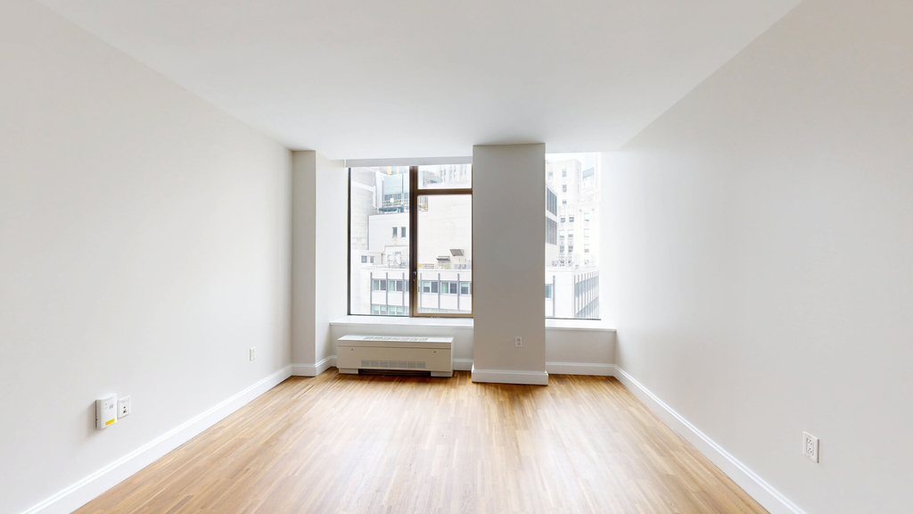 10 Hanover Square - Photo 1