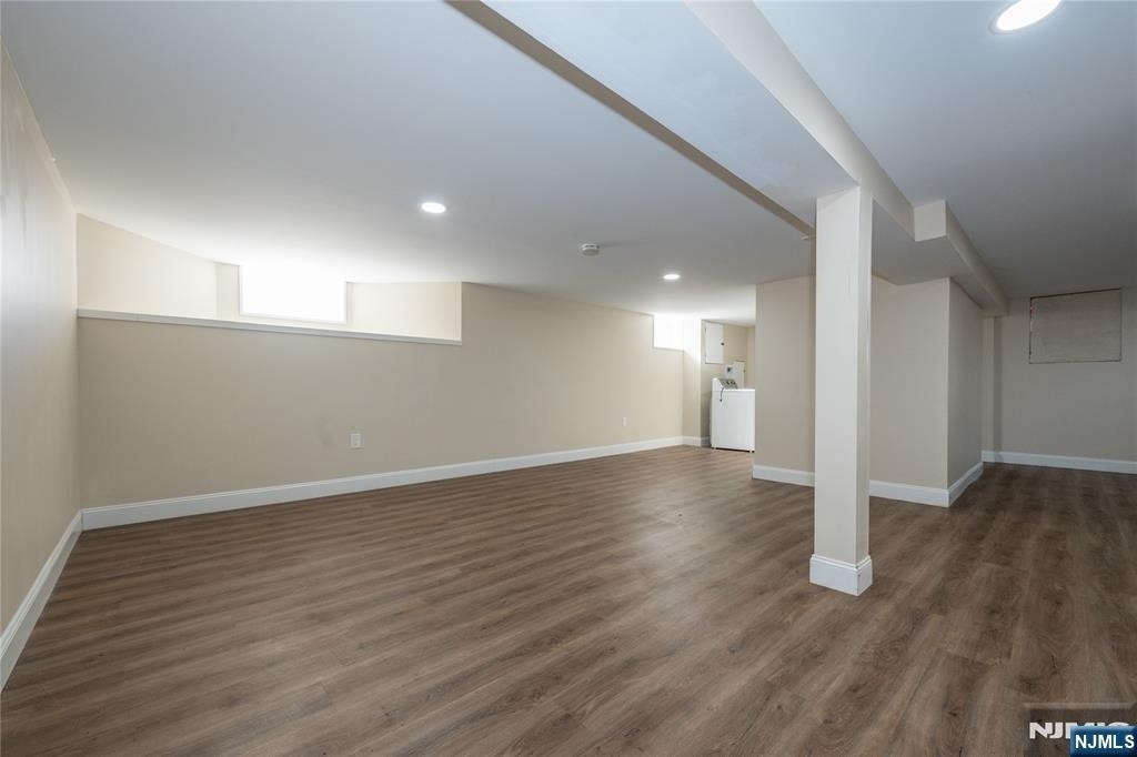 238 Van - Photo 33