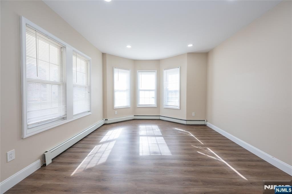 238 Van - Photo 27