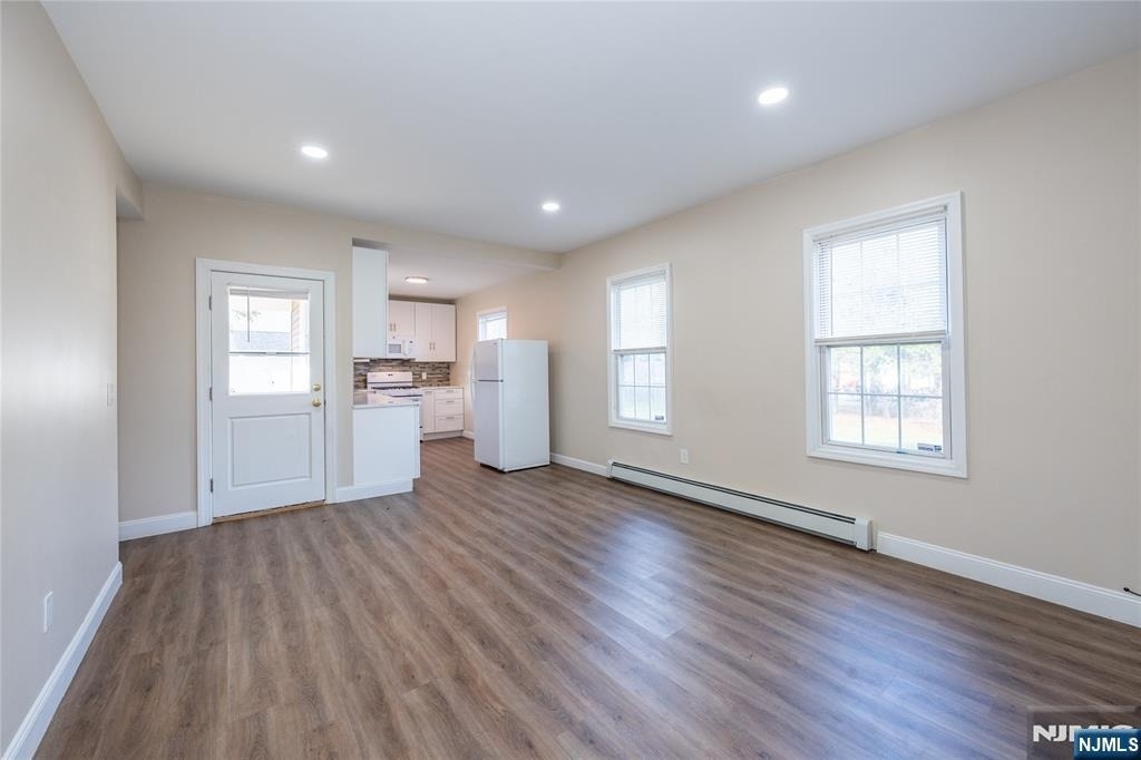 238 Van - Photo 25