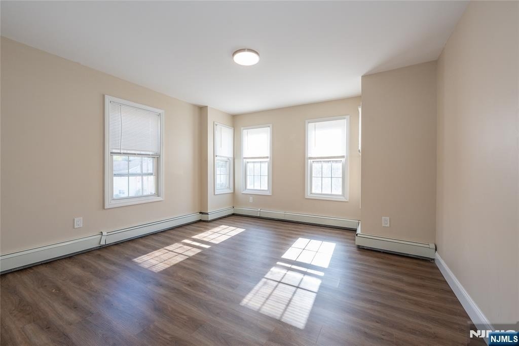 238 Van - Photo 18