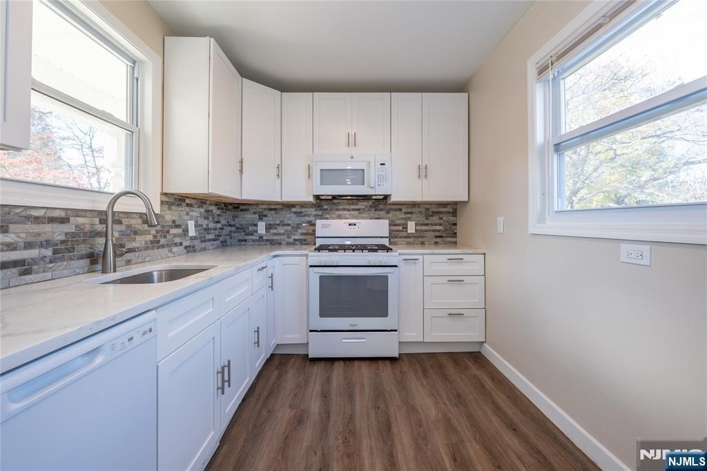 238 Van - Photo 13