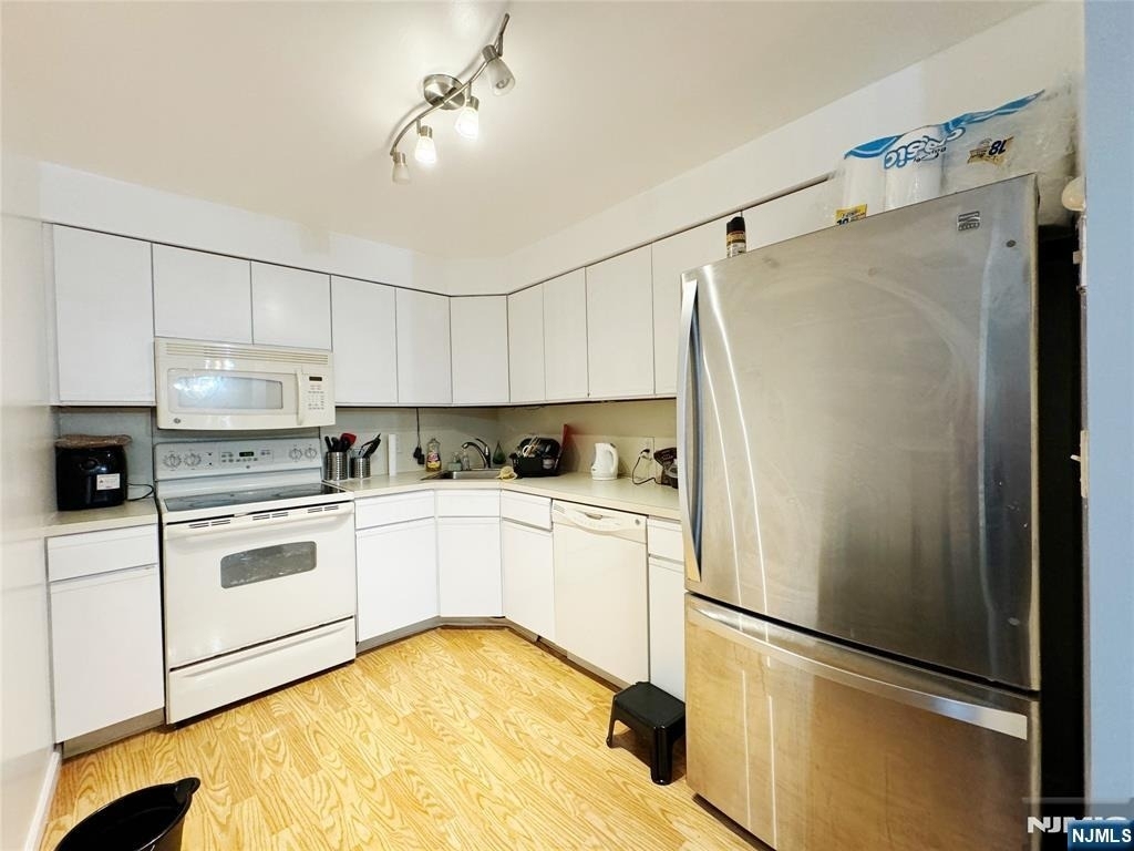 99 Teaneck - Photo 1