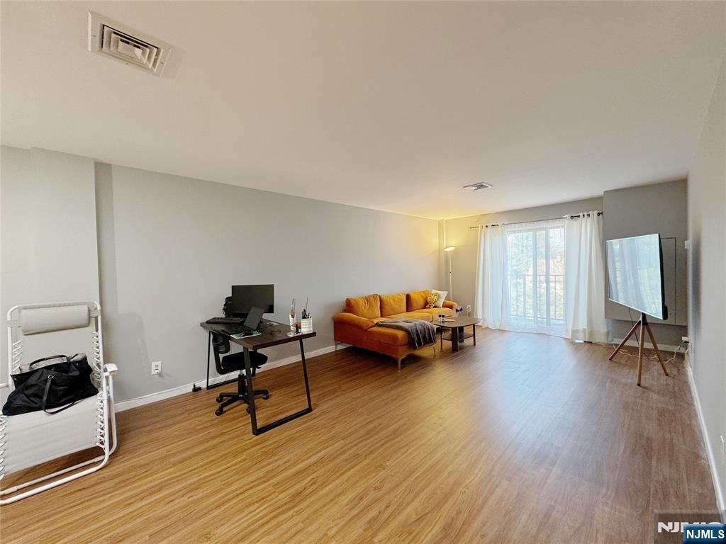 99 Teaneck - Photo 3