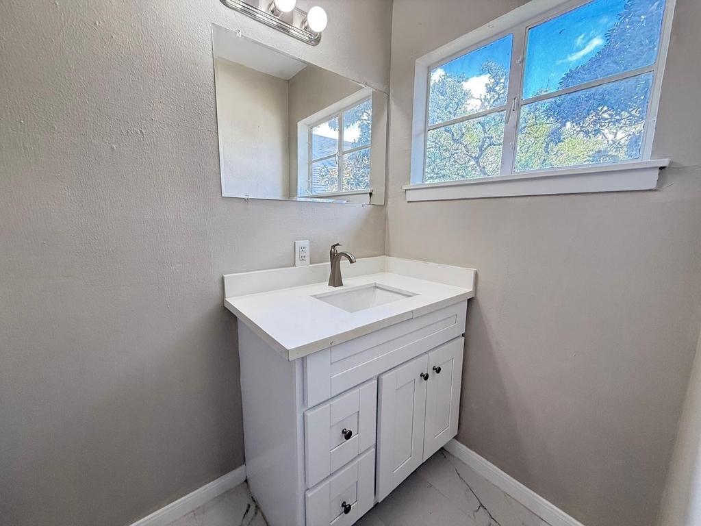 2501 Yoakum Boulevard - Photo 13