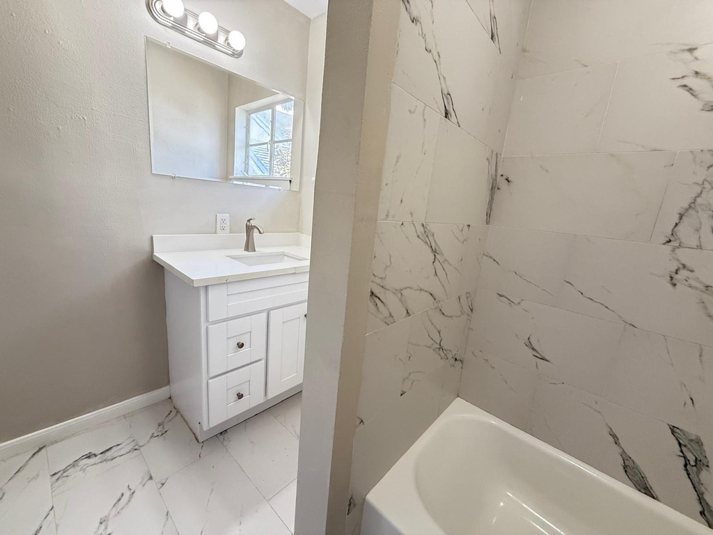 2501 Yoakum Boulevard - Photo 12