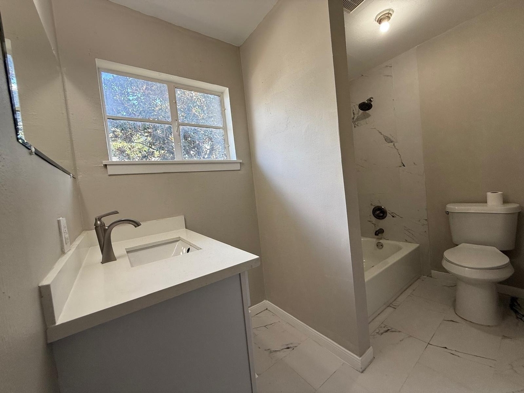 2501 Yoakum Boulevard - Photo 10