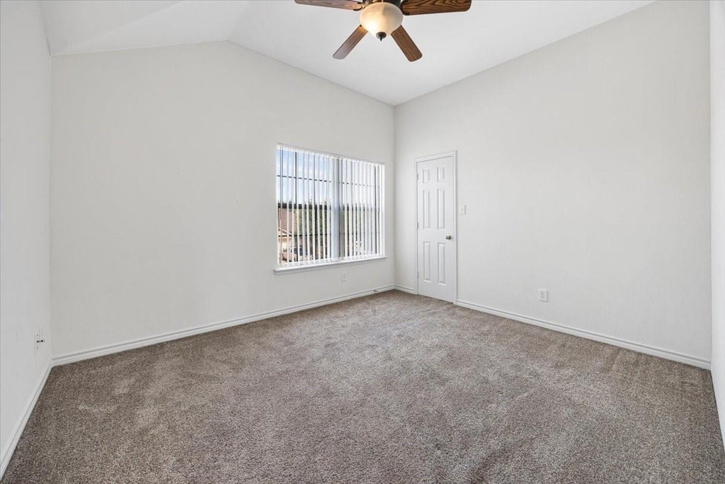 7704 Labrador Drive - Photo 5