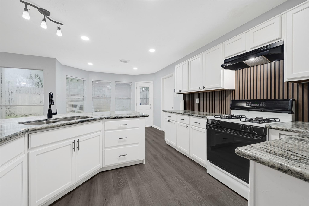 15019 Dunster Lane - Photo 9