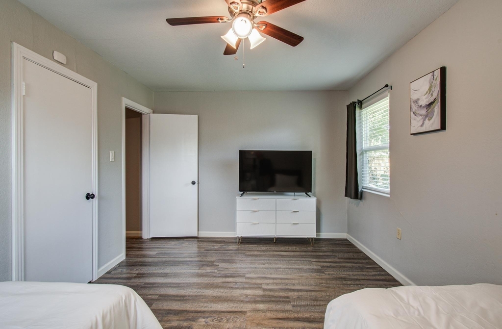 8018 Hammerly Boulevard - Photo 16