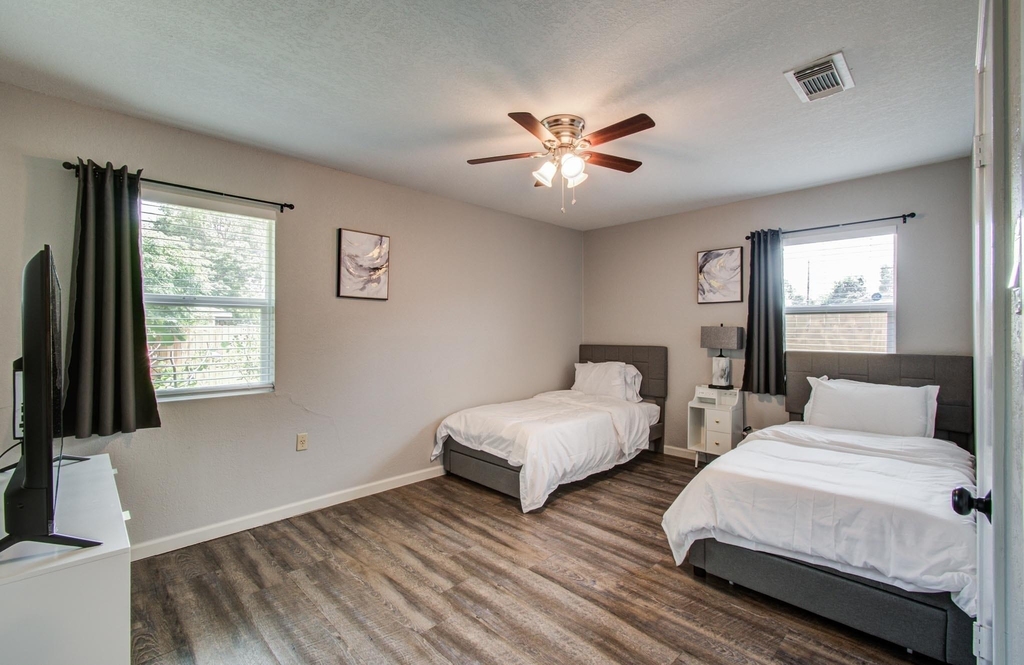 8018 Hammerly Boulevard - Photo 12