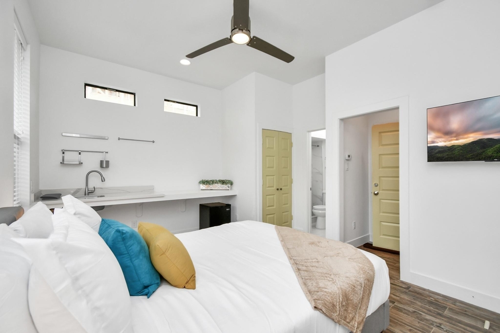 1705 Dunlavy Street - Photo 3