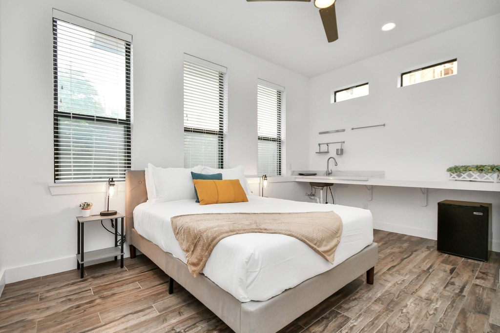 1705 Dunlavy Street - Photo 2