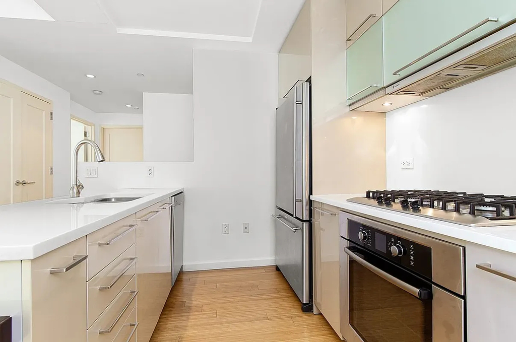 24-15 Queens Plaza North - Photo 3