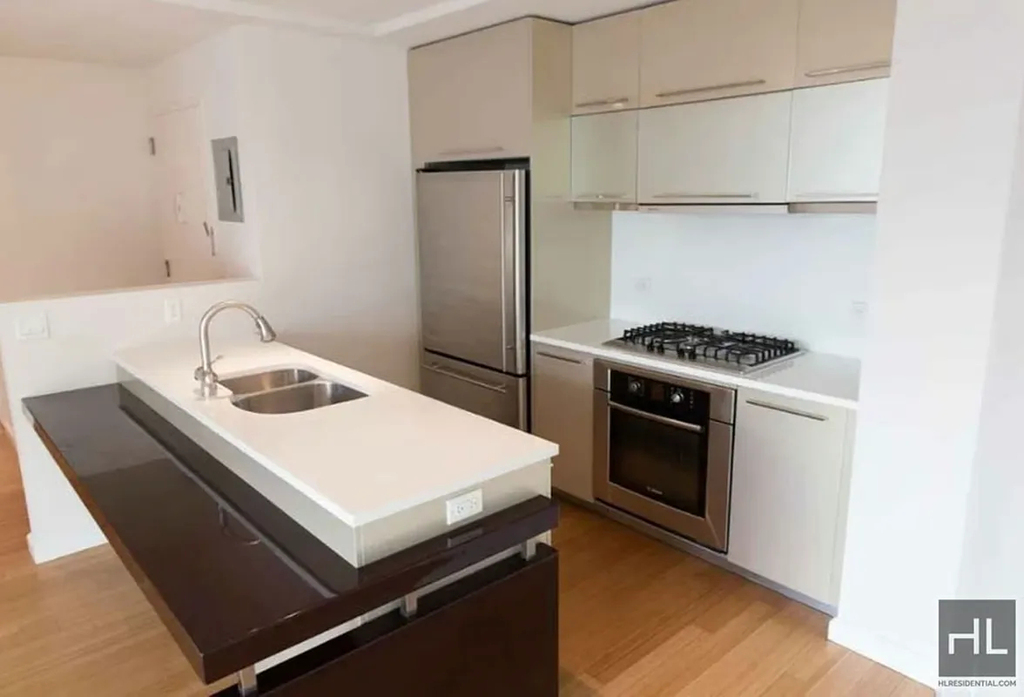 24-15 Queens Plaza North - Photo 2