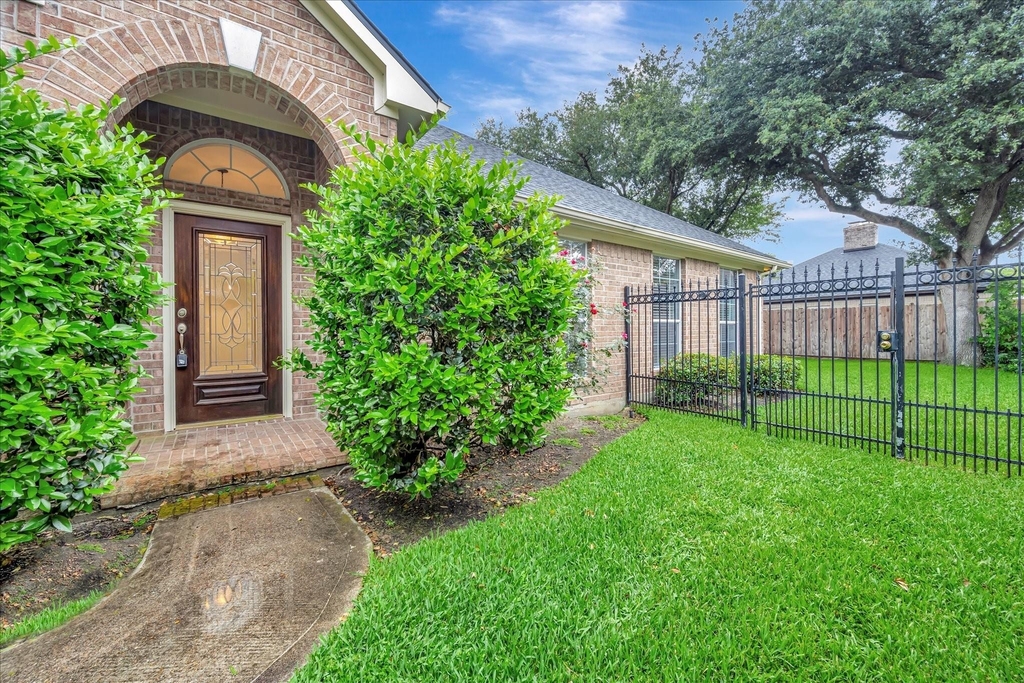 2421 Baycrest Drive - Photo 2