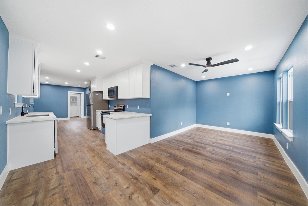 1210 Crockett Street - Photo 5