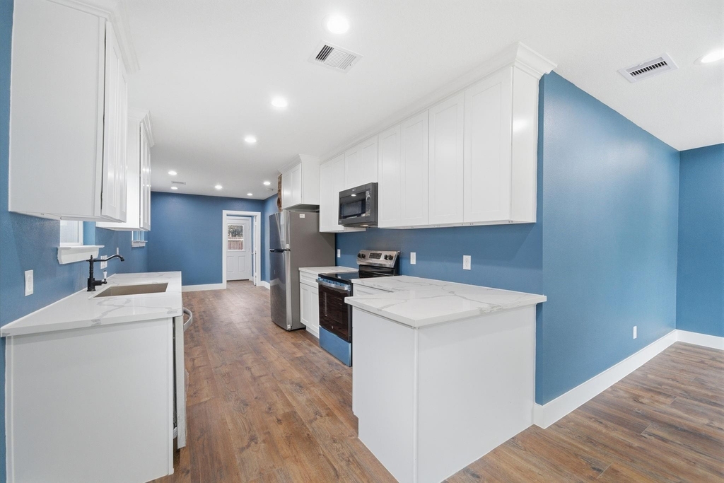 1210 Crockett Street - Photo 6