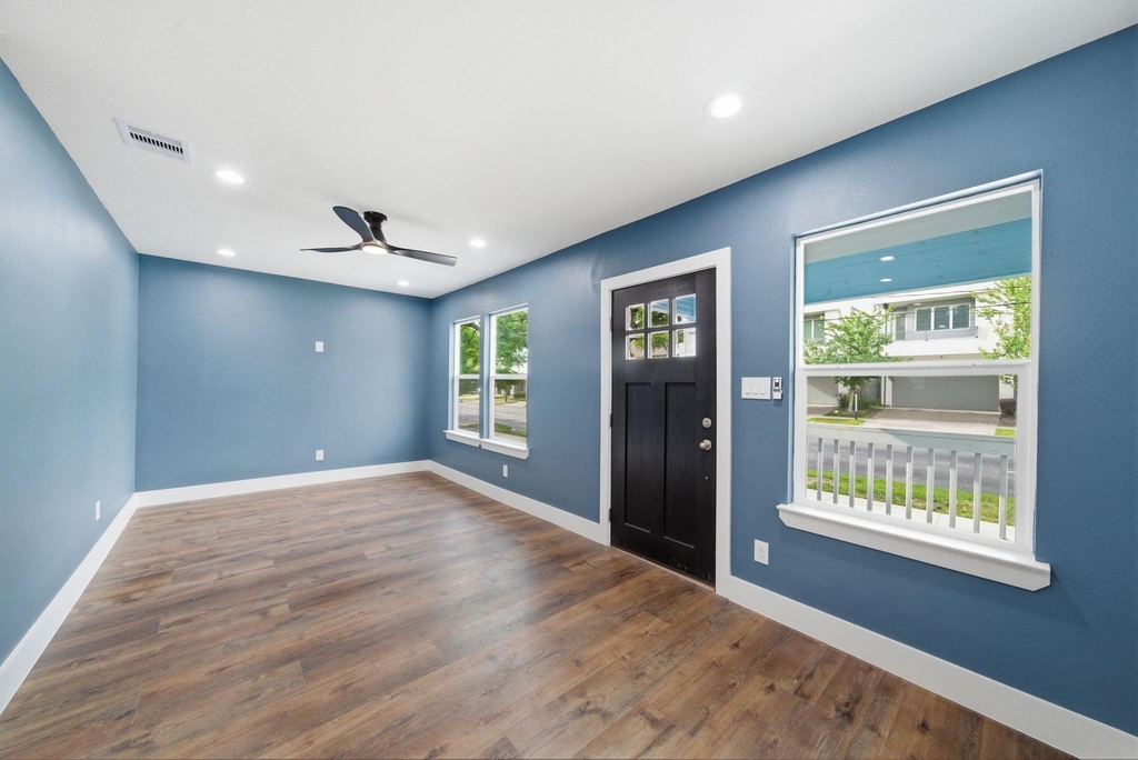 1210 Crockett Street - Photo 2