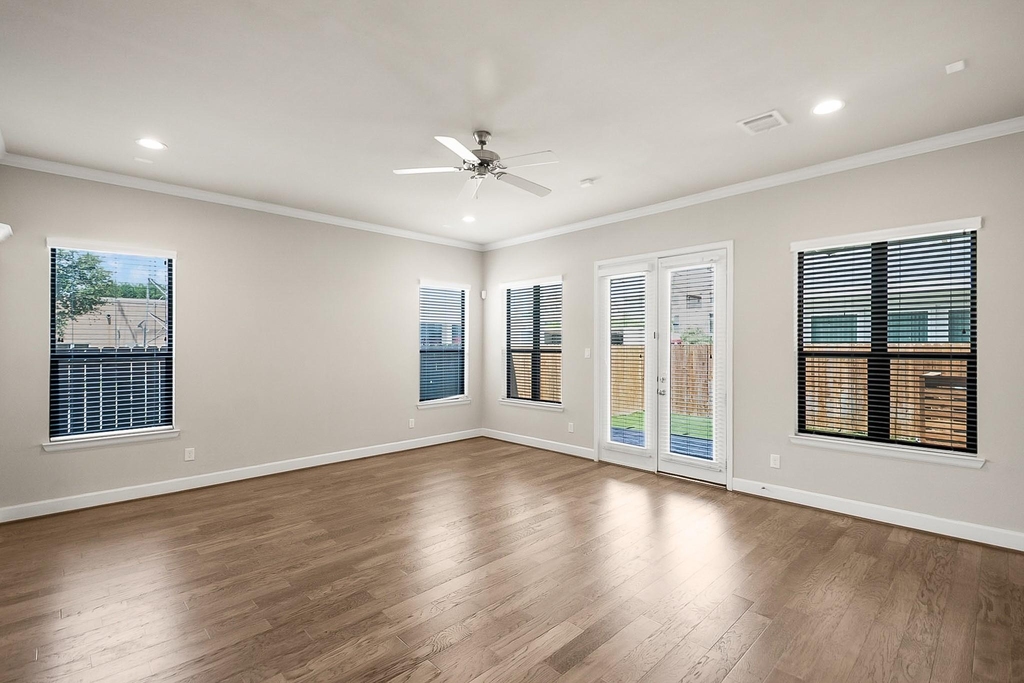 5328 Larkin Street - Photo 4