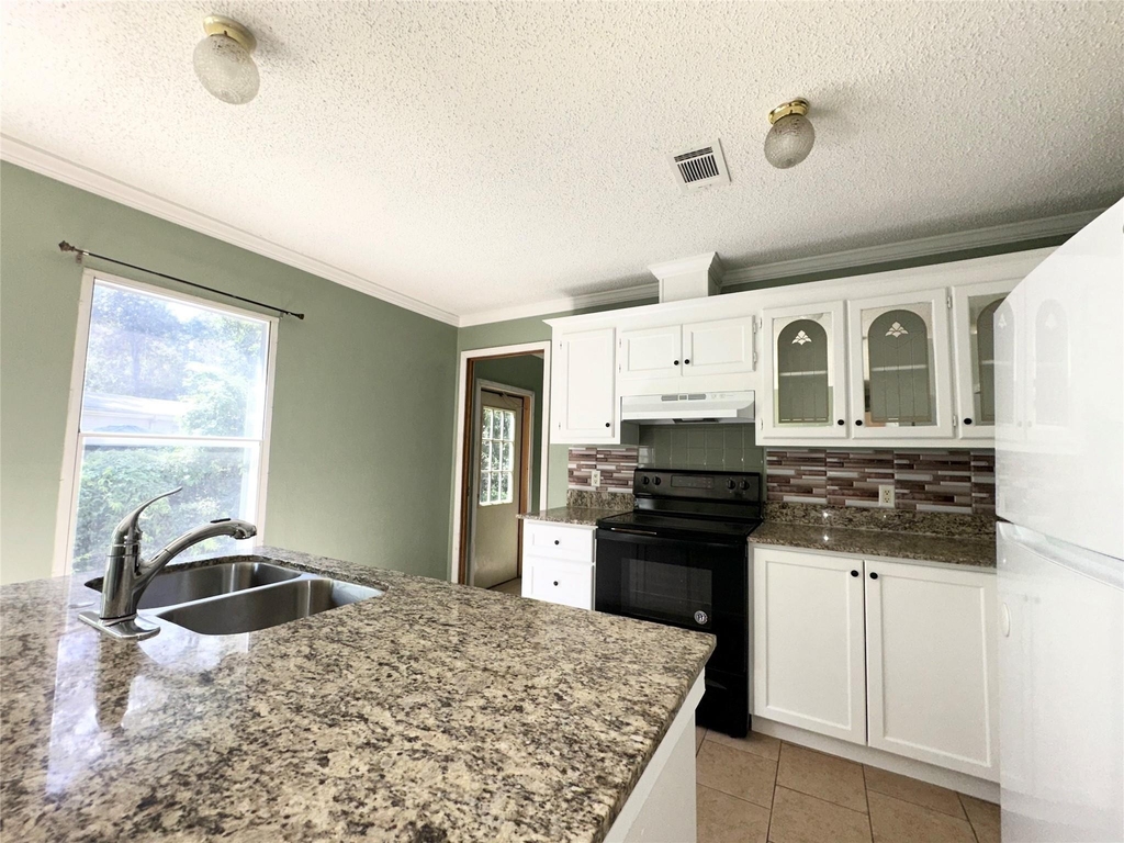 18143 Breezy Drive - Photo 16
