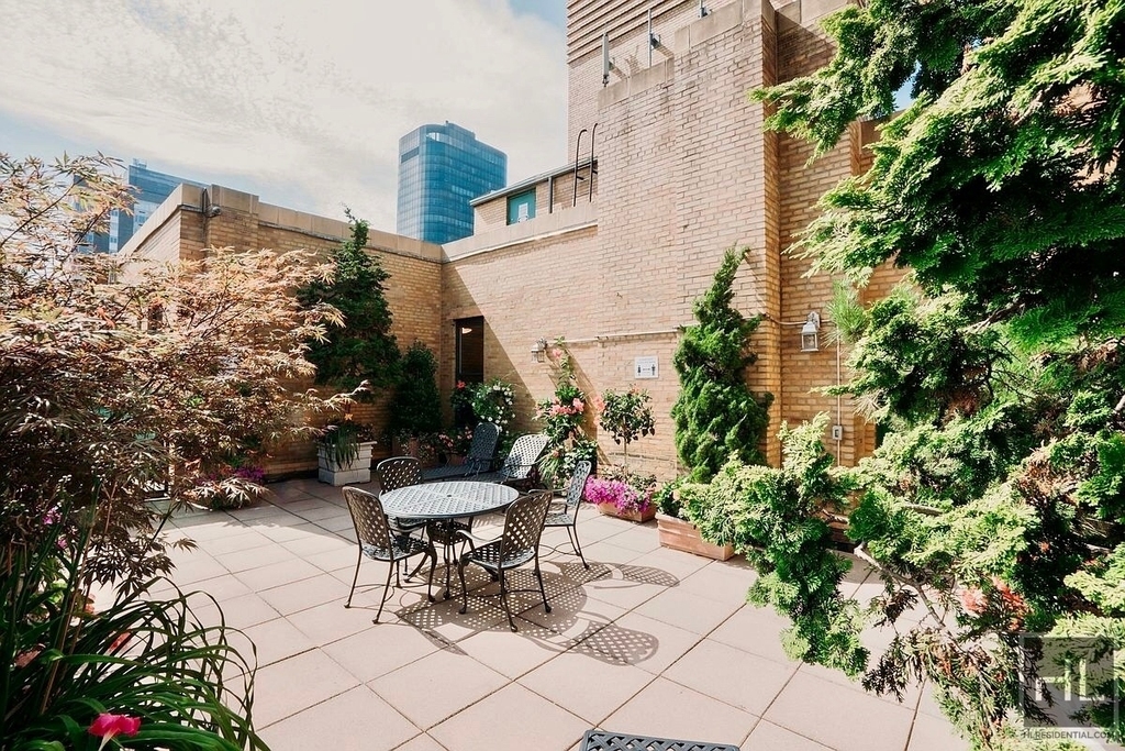 East 68 Street - Photo 0