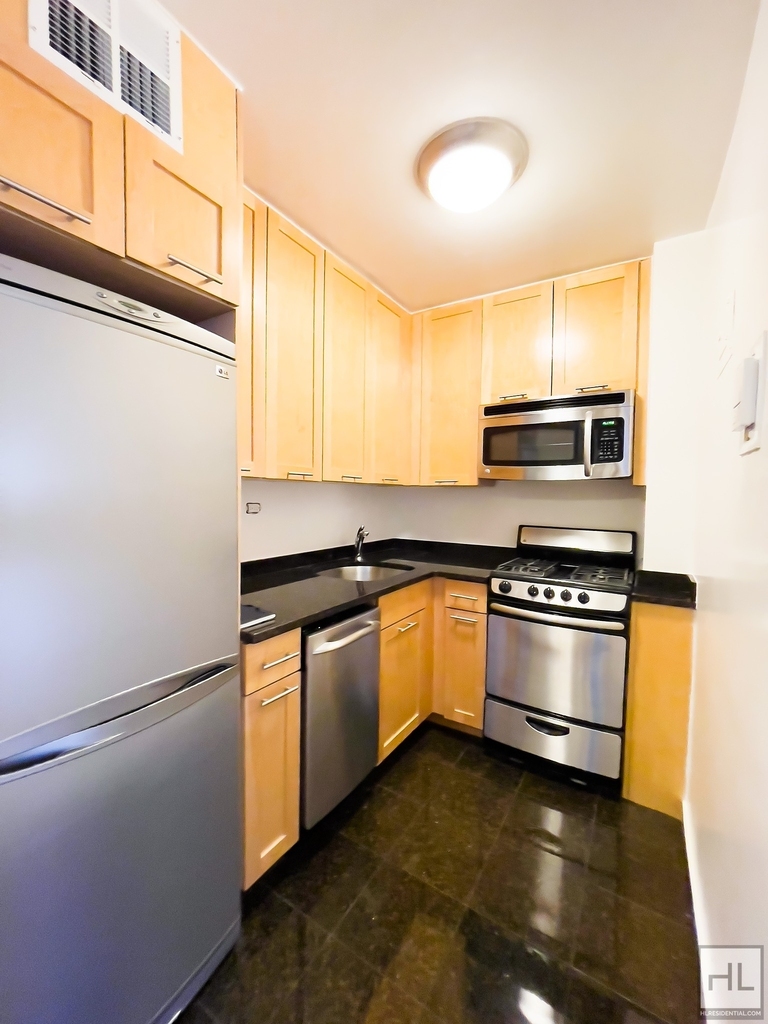 Fourth Avenue - Photo 2