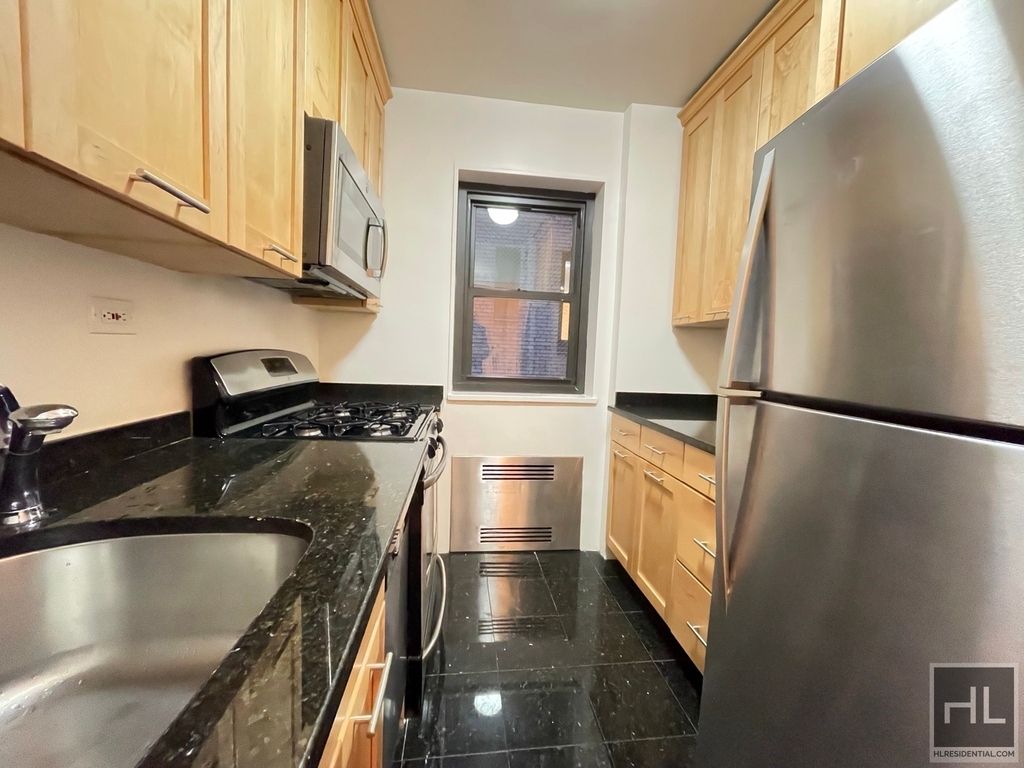 East 55 Street - Photo 2