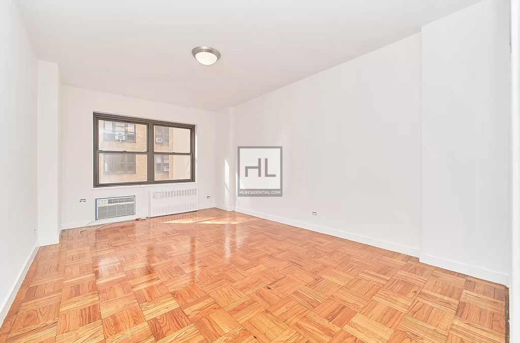 East 55 Street - Photo 0