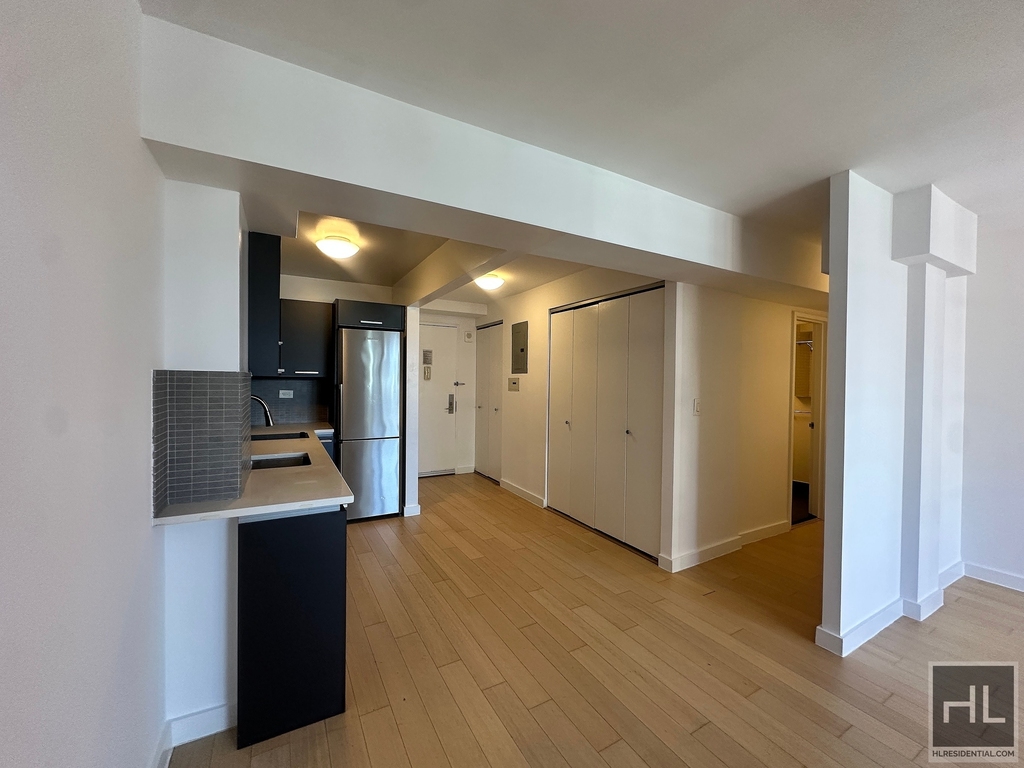 East 39th Street - Photo 4