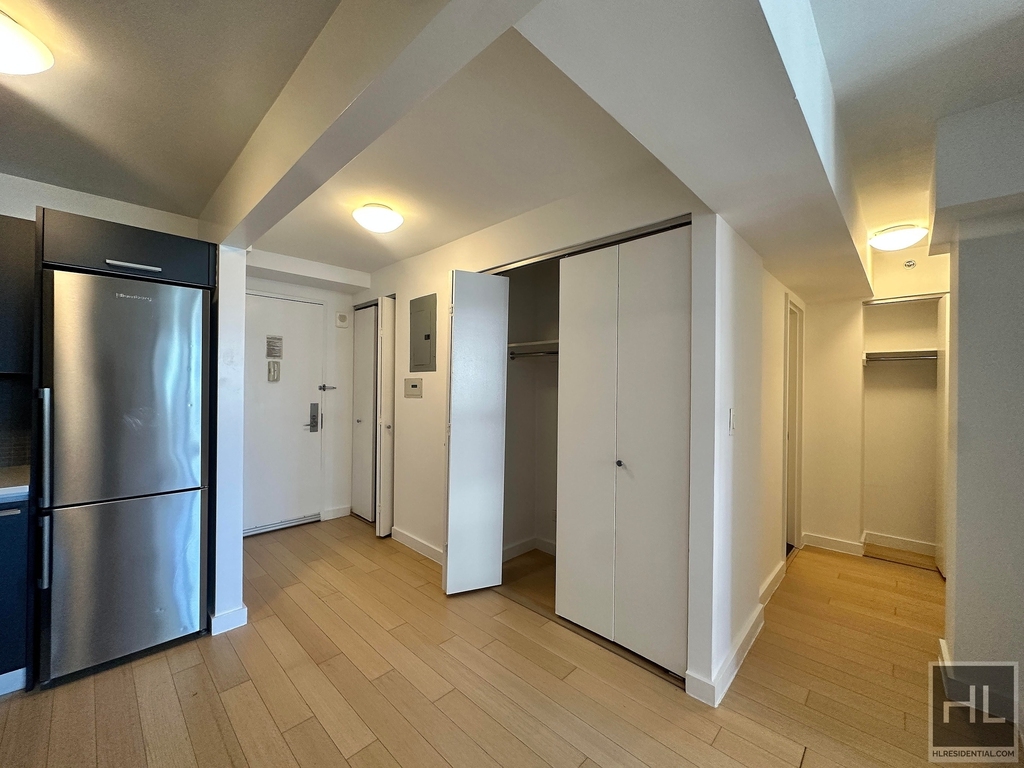 East 39th Street - Photo 5