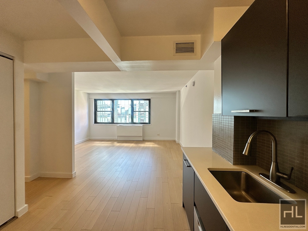East 39th Street - Photo 0