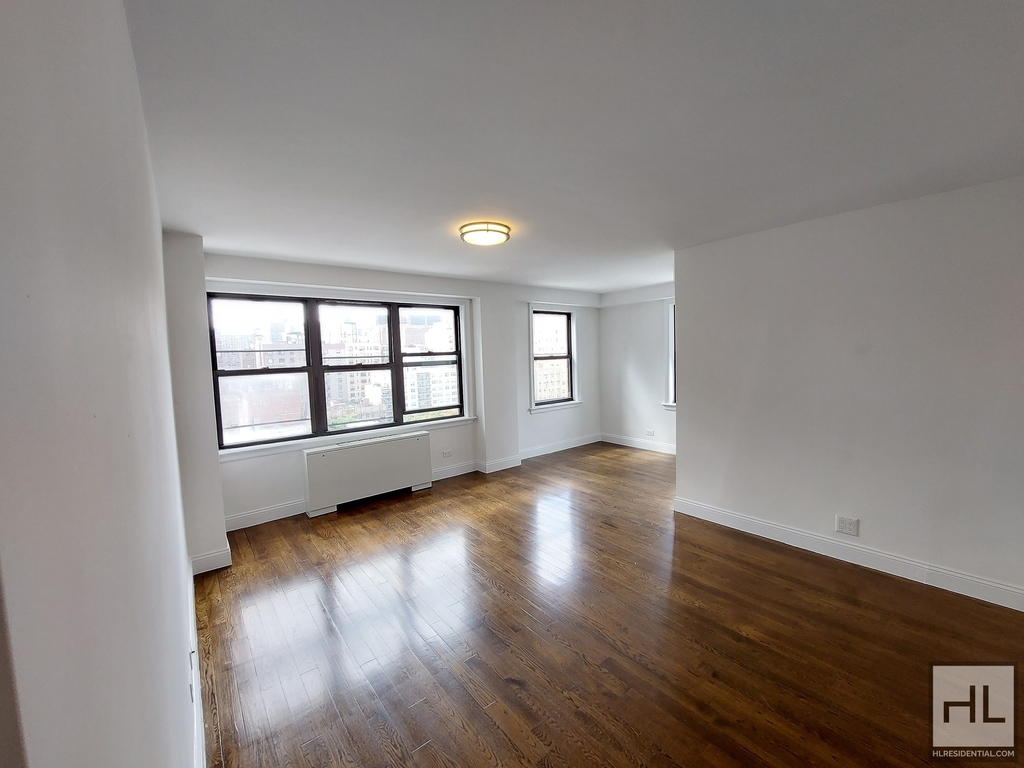 E 82 St - Photo 0