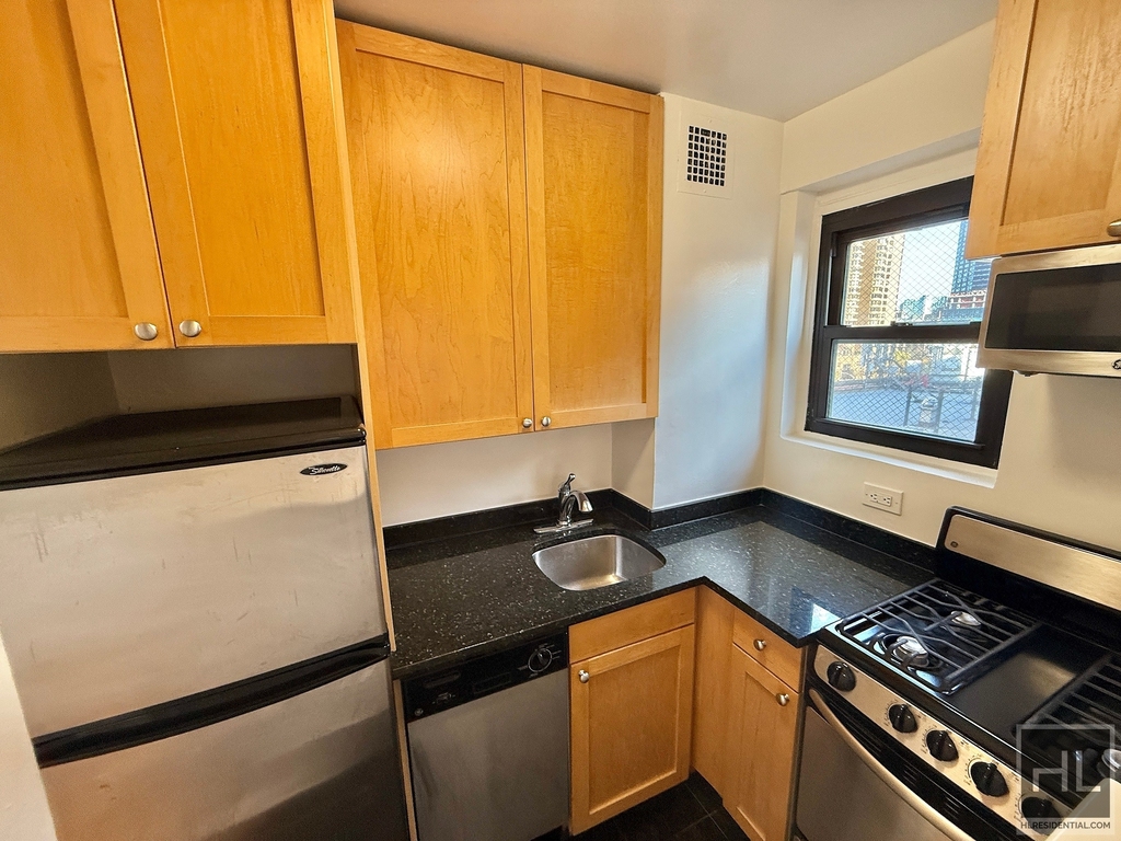 East 36 Street - Photo 3