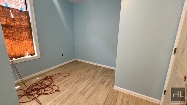 586 East 54 Street - Photo 4