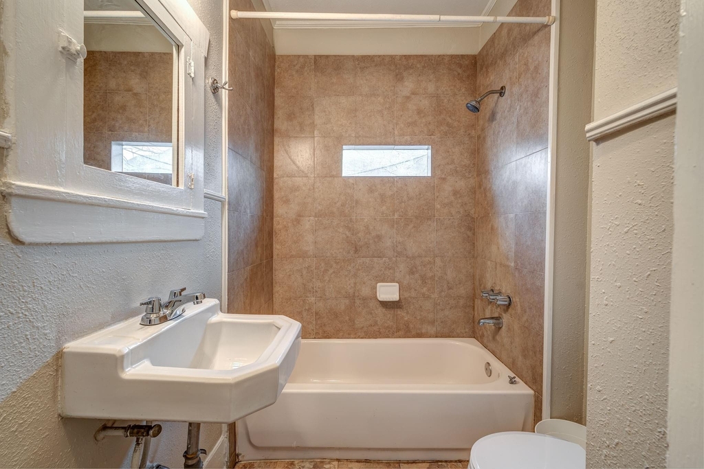 115 Goldenrod Street - Photo 2