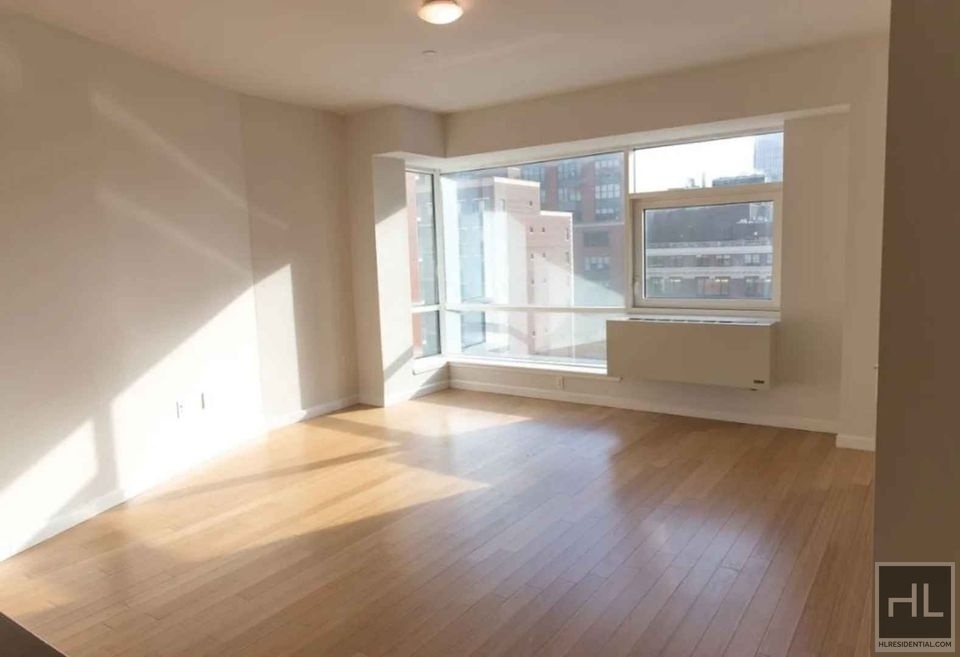 Queens Plaza North - Photo 1