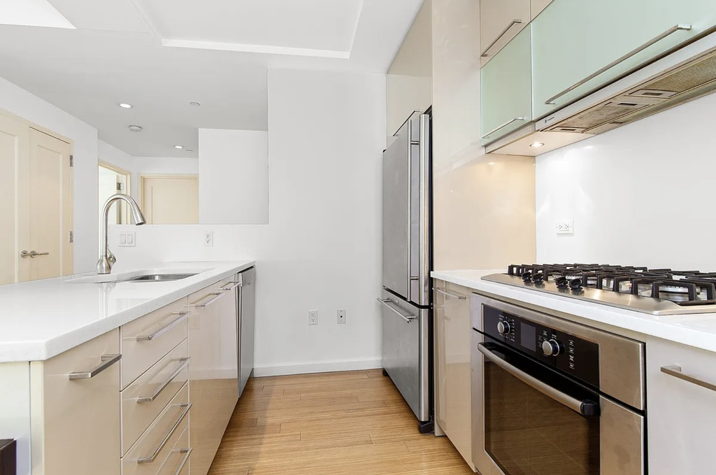 Queens Plaza North - Photo 3