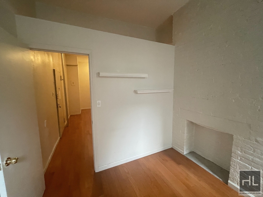 East 9th Street - Photo 5