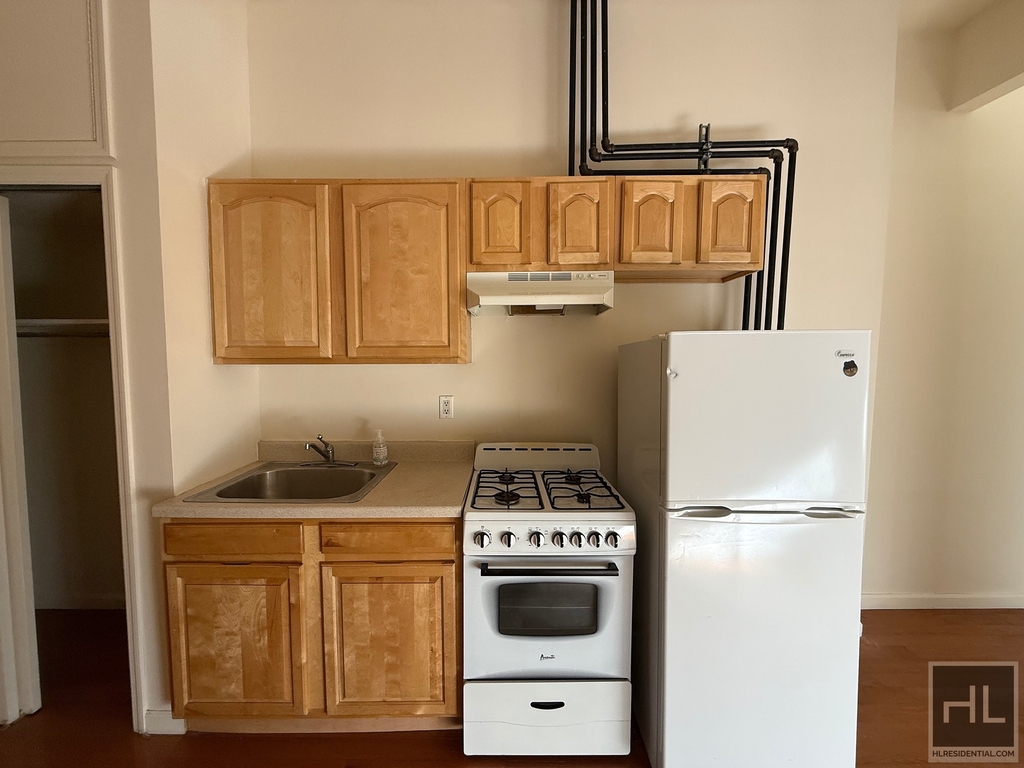 East 9th Street - Photo 2