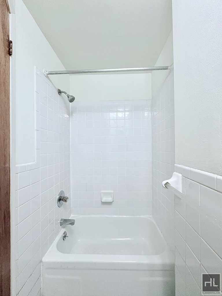 East 14 Street - Photo 6