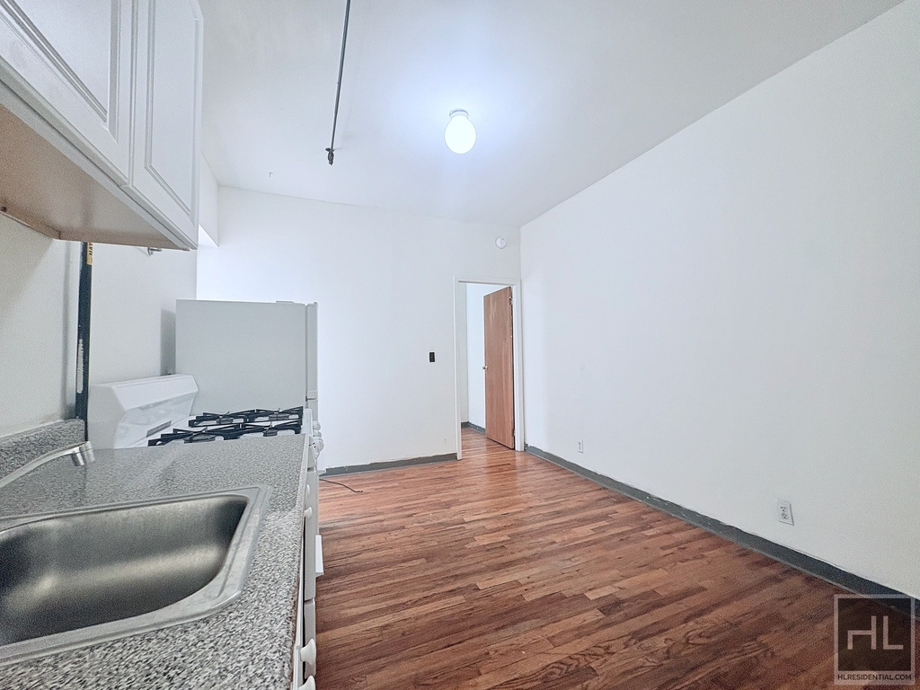 East 14 Street - Photo 1